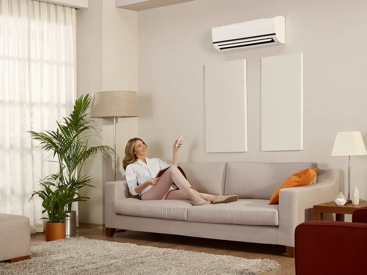 PAC air/air murale dans un salon moderne